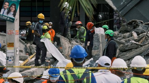 Más de 300 brigadistas trabajan para el rescate de las víctimas.
