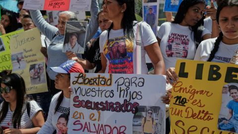 EE.UU. envió a más de 200 migrantes, en su mayoría venezolanos, a la cárcel de El Salvador, acusándolos de pertenecer a la banda criminal, Tren de Aragua.