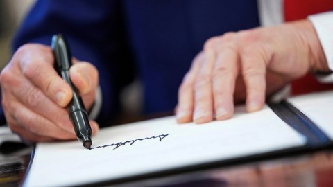 Donald Trump firma orden ejecutiva en la Casa Blanca