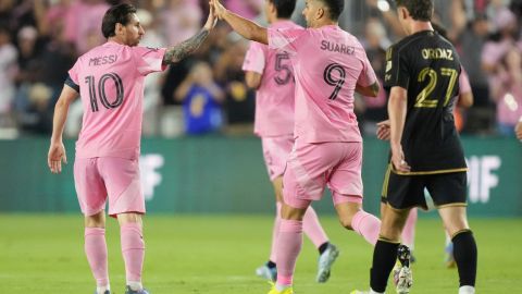 Messi (L) celebra con Luis Suárez (R) un gol del Inter Miami ante LAFC.