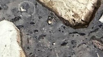 Escombros flotan en el agua en el lugar donde un helicóptero se estrelló en el río Hudson, el jueves 10 de abril de 2025, en Jersey City, Nueva Jersey.