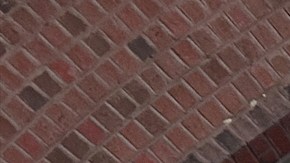 Defensores de los derechos de los inmigrantes hablan frente a un tribunal federal en Boston, el jueves 10 de abril de 2025, tras una audiencia que busca impedir que la administración Trump suspenda un programa que permitía a cientos de miles de cubanos, haitianos, nicaragüenses y venezolanos residir temporalmente en el país.