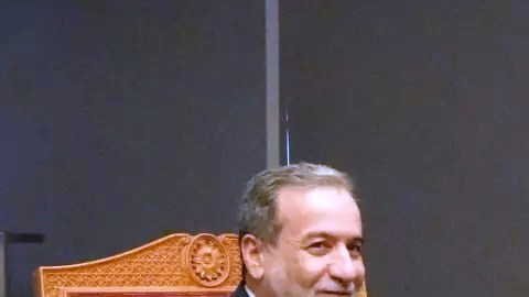 Ministro de Exteriores de Irán junto a su homólogo de Omán en las negociaciones del sábado.