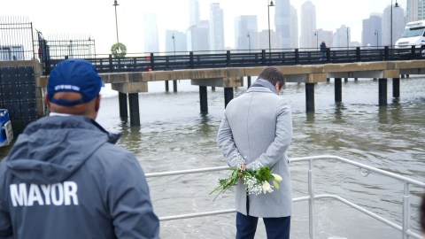 Eric Adams se une a Joan Camprubí Montal, familiar de cinco de las víctimas del accidente de helicóptero en el río Hudson.