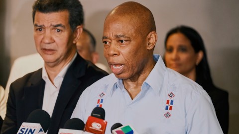 Adams, acompañado por autoridades dominicanas, habla con la prensa en Santo Domingo.