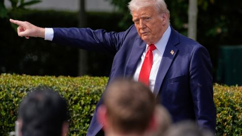 Trump atacó igualmente a "Comcast", el conglomerado mediático que ofrece televisión e internet por cable.