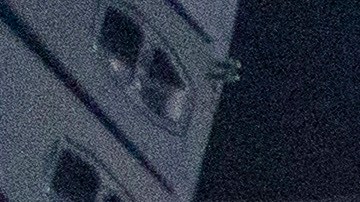 La representante Alexandra Ocasio-Cortez, demócrata por Nueva York, saluda en el escenario junto al senador Bernie Sanders, independiente por Vermont, durante su evento "Combatiendo la Oligarquía" en el Ford Idaho Center en Nampa, Idaho, el lunes 14 de abril de 2025.