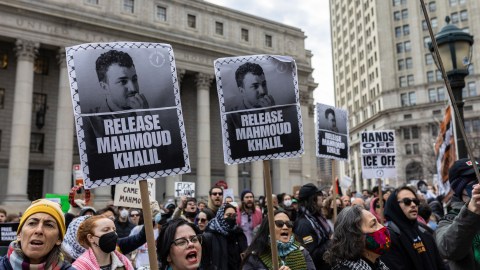 Protesta en la corte federal de Manhattan a favor de Mahmoud Khalil