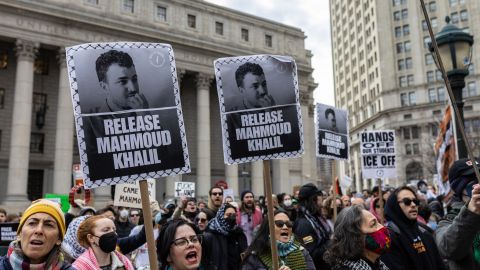 Protesta en la corte federal de Manhattan a favor de Mahmoud Khalil