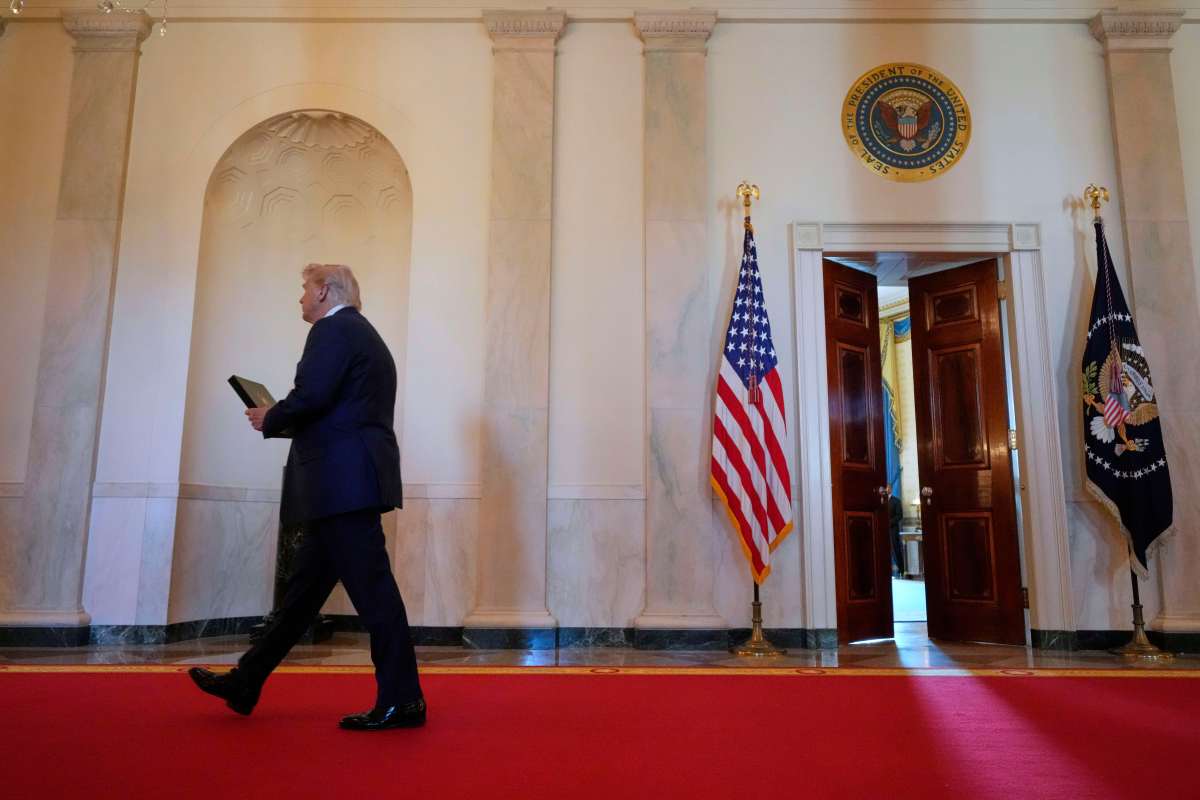 Nuevo memo de Trump busca eliminar los procesos de solicitudes en papel para agilizar permisos federales