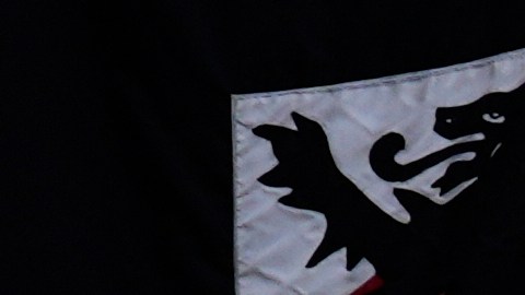 Una bandera ondea afuera de Winthrop House, cerca del campanario de Eliot House, en la Universidad de Harvard, el martes 15 de abril de 2025, en Cambridge, Massachusetts.