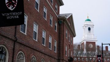 Una bandera ondea afuera de Winthrop House, cerca del campanario de Eliot House, en la Universidad de Harvard, el martes 15 de abril de 2025, en Cambridge, Massachusetts.