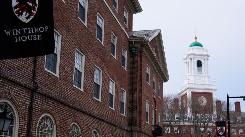 Una bandera ondea afuera de Winthrop House, cerca del campanario de Eliot House, en la Universidad de Harvard, el martes 15 de abril de 2025, en Cambridge, Massachusetts.