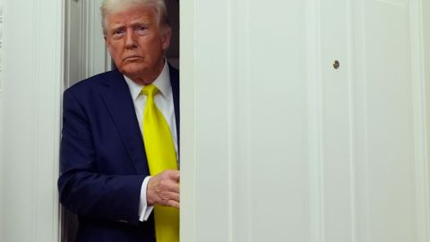 Trump aumentó la presión al imponer el jueves aranceles a los buques construidos y operados por China que lleguen a puertos de EE.UU.