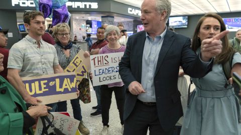 El senador Chris Van Hollen, demócrata por Maryland, es recibido por sus simpatizantes a su llegada tras reunirse con Kilmar Abrego García en El Salvador, en el Aeropuerto Internacional Washington-Dulles, en Chantilly, Virginia, el viernes 18 de abril de 2025.