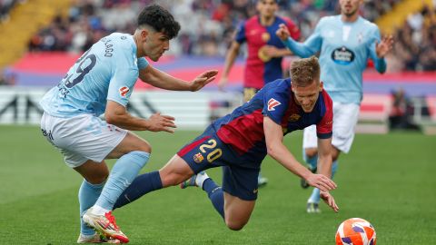 Momento en el que Dani Olmo es derribado dentro del área del Celta de Vigo.