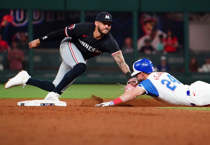 Acción en la que Jarred Kalenic es puesto out por Carlos Correa.