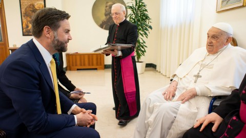 Vance junto al Papa Francisco durante su encuentro.