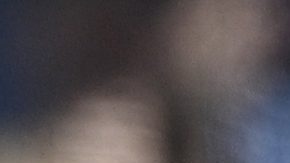 Aaron Judge observa la pelota tras batear hacia el jardín izquierdo en la jugada sentenciada como foul por los umpires.