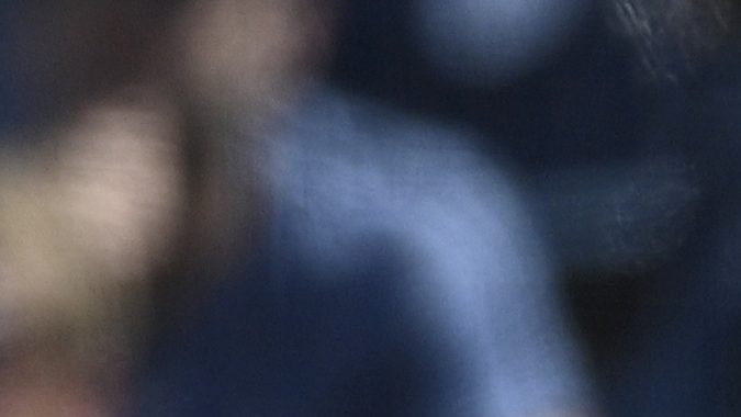 Aaron Judge observa la pelota tras batear hacia el jardín izquierdo en la jugada sentenciada como foul por los umpires.