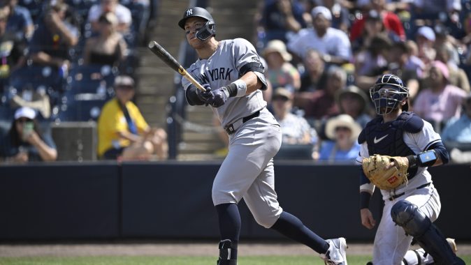 Aaron Judge observa la pelota tras batear hacia el jardín izquierdo en la jugada sentenciada como foul por los umpires.