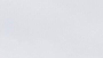 La bandera de Estados Unidos a media asta en la Casa Blanca en honor al papa Francisco.