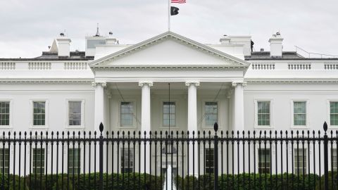La bandera de Estados Unidos a media asta en la Casa Blanca en honor al papa Francisco.