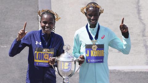 Kenianos Sharon Lokedi y John Korir vencieron en el maratón de Boston más rápido de la historia