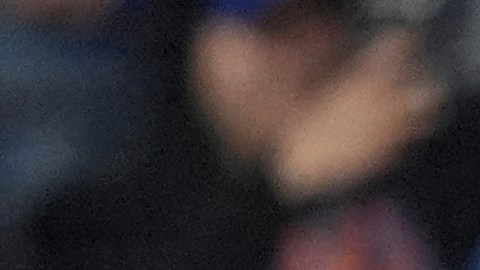 Francisco Lindor (R) es recibido en el home por Luisangel Acuña (L) tras conectar su segundo jonrón de la noche ante Phillies.