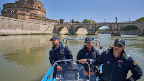 Agentes de la policía italiana patrullan en una lancha ligera por la seguridad del río Tíber, cerca del Vaticano.
