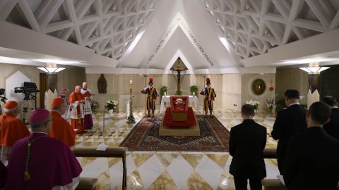 Jugadores de Roma y Lazio dan último adiós al Papa Francisco