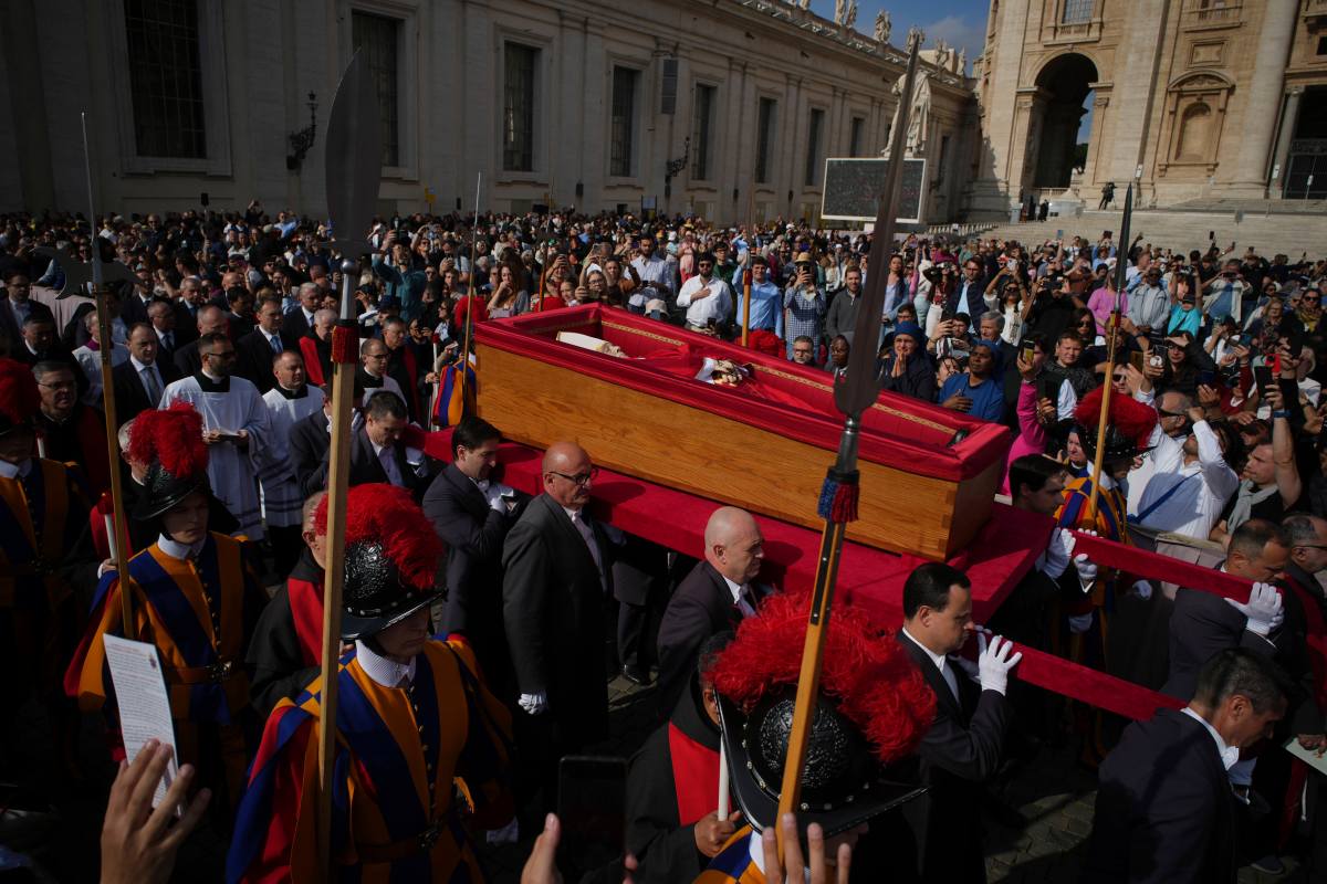 Miles de fieles comienzan a dar último adiós al papa Francisco en la basílica de San Pedro