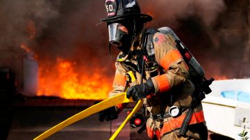 Bombero combatiendo incendio en Nueva Jersey.