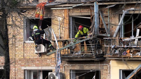 Varios edificios residenciales y comerciales fueron destruidos.