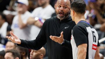 El coach de los Pistons, J.B. Bickerstaff, descargó su ira contra el cuerpo arbitral.