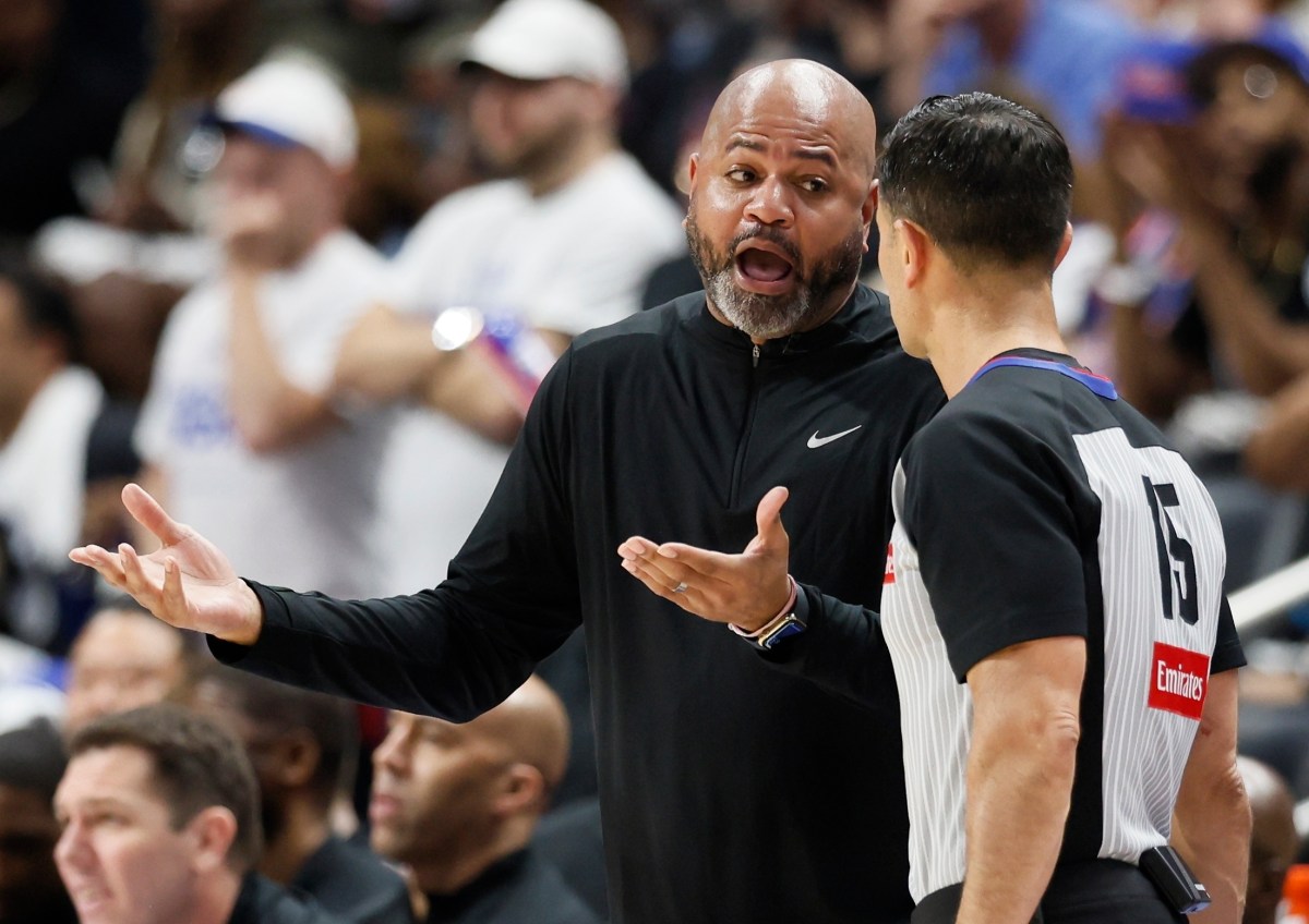 Árbitros reconocen grave error en jugada que dio triunfo a Knicks ante Pistons [Video]