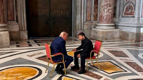 Trump conversando con Zelenski en el funeral del papa Francisco.