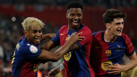 Jugadores del FC Barcelona celebraron por todo lo alto el triunfo ante Real Madrid.