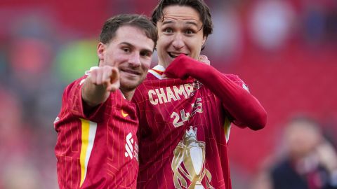 Alexis Mac Allister y Federico Chiesa celebrando la Premier League con el Liverpool.