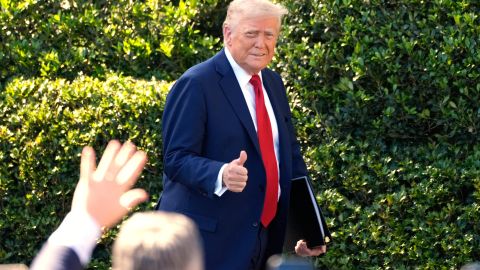 Los funcionarios del gobierno republicano aseguran que Trump alcanza su máximo rendimiento en la Casa Blanca, donde mantiene reuniones y habla con los medios de comunicación casi diariamente.