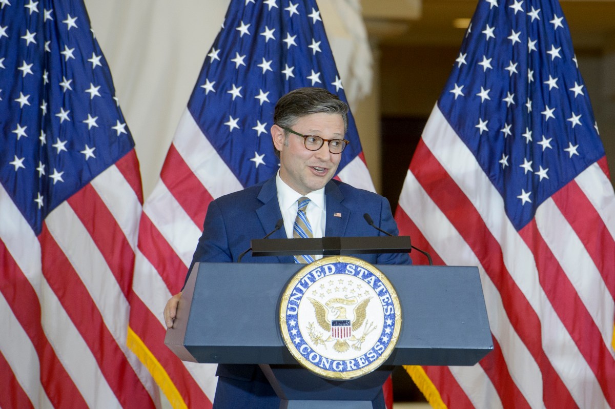 Mike Johnson hace malabares entre recortes de impuestos, recortes de gastos y una Cámara rebelde