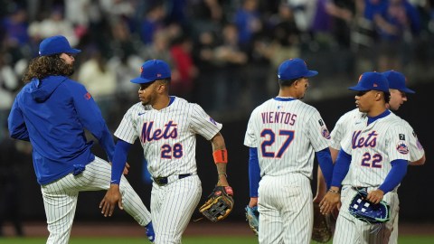 Peloteros de Mets celebran el triunfo de este martes ante Arizona Diamondbacks.