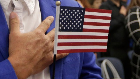 USCIS anuncia que también mantendrá temporalmente en su sitio web, los materiales de estudio del Examen en su versión de 2008, para ayudar a los solicitantes.