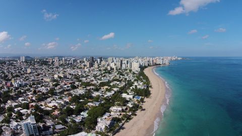 Vista aérea de la lujosa zona de Ocean Park en San Juan, Puerto Rico
