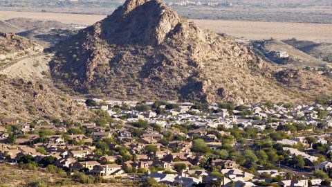 Más de 100 voluntarios intentan localizar al joven.