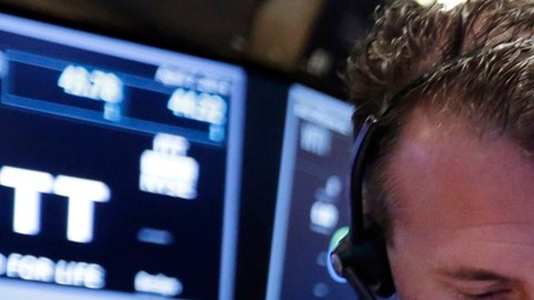 Wall Street abre con un retroceso casi del 4%.