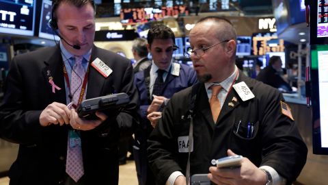 Wall Street abre con un retroceso casi del 4%.