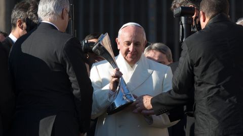 El Papa Francisco siempre fue amante del fútbol. En la foto, sostiene una réplica del campeonato argentino que ganó San Lorenzo de Almagro en 2013.