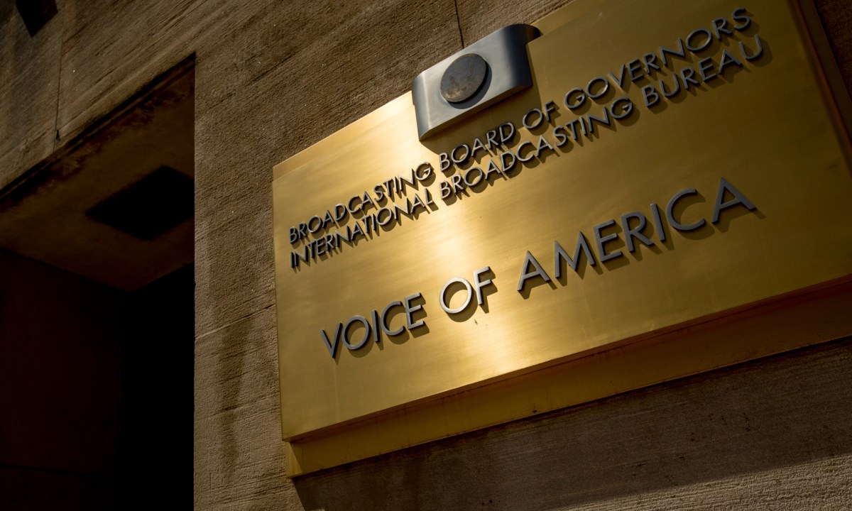 Juez federal impide a la administración Trump desmantelar Voice of America