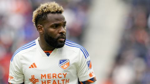 Aaron Boupendza durante un encuentro entre FC Cincinnati y Toronto FC en 2024.